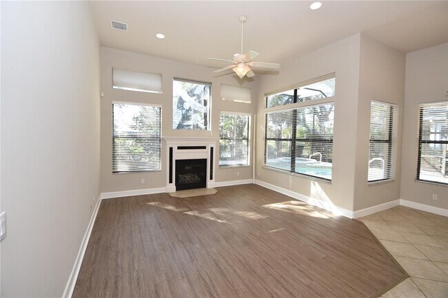 Building Photo - 16 Eastlake Dr