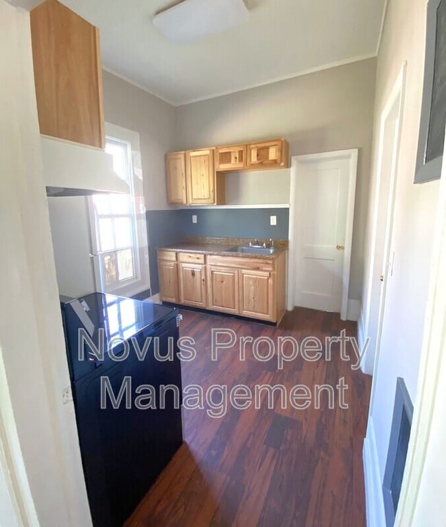 Building Photo - 302 Cedar St