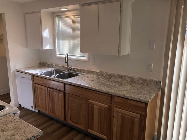 Building Photo - Updated 2 bedroom 1 1/2 bath duplex in Spr...