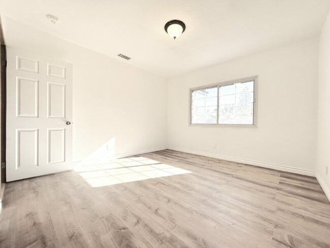 Building Photo - 439 W Buckthorn St