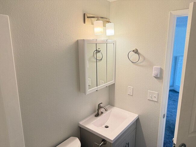 Building Photo - Updated 2 bedroom 1 bathroom dulpex in Springfield!