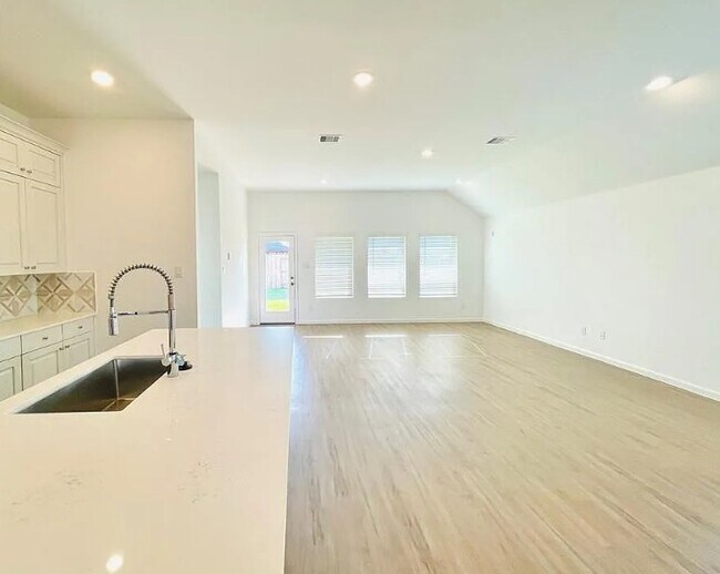 Building Photo - 4939 Sky Blf Dr