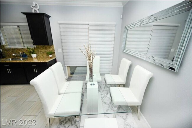 Building Photo - BEAUTIFUL HOME IMMACULATE AND READY TO MOVE-IN