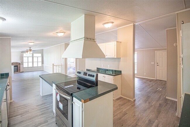 Building Photo - 613 River Rd