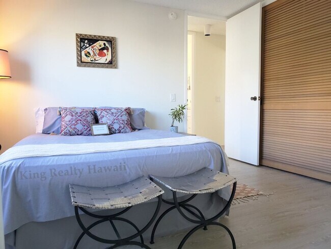 Building Photo - **UPGRADED, RARE Only 2 units per floor! 2...