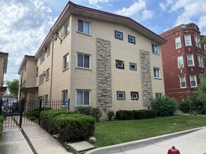 Building Photo - 720 N Austin Blvd
