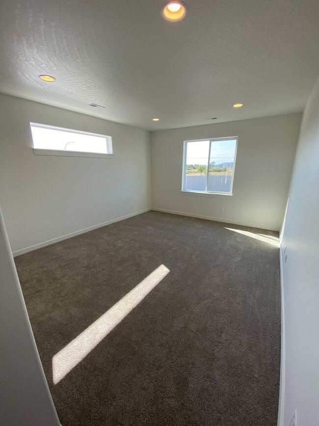 Building Photo - SINGLE FAMILY RANCHER ON ARROW LEAF (APP#146)