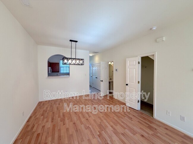 Building Photo - 5703 Erin Dr