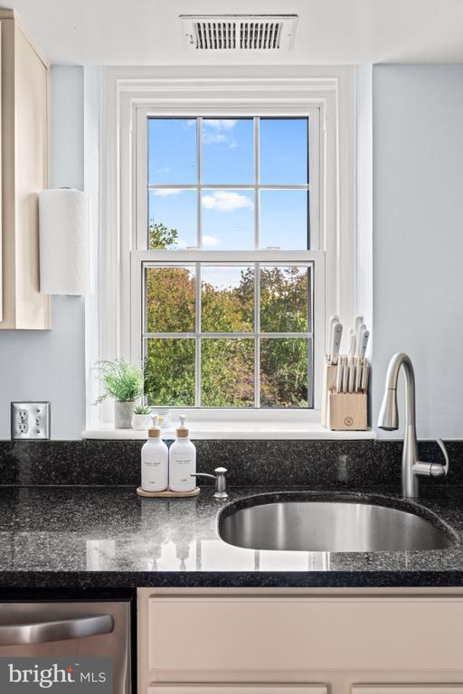 Building Photo - 3050 S Buchanan St