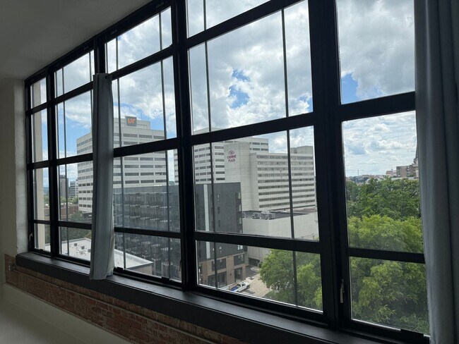 Building Photo - COMING IN SEPTEMBER!! Gorgeous 2 bedroom 1 bath Condo on Gay Street in downtown Knoxville!!!
