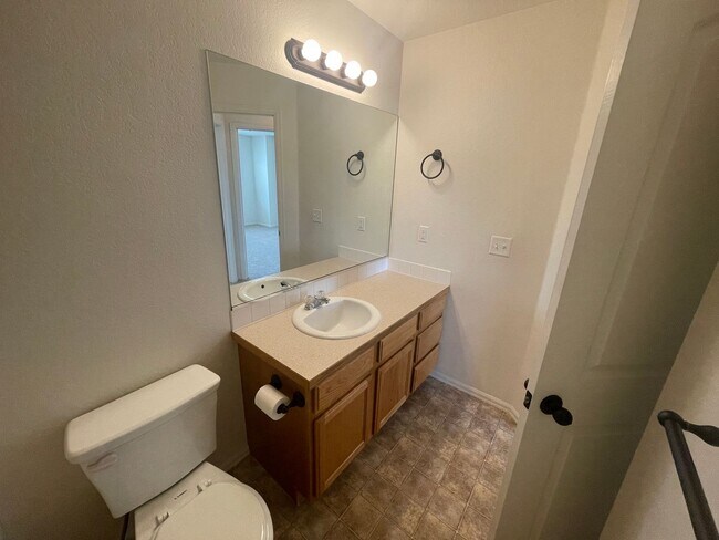 Building Photo - Beautiful 4 Bed, 3 Bath House in Maple Hill!