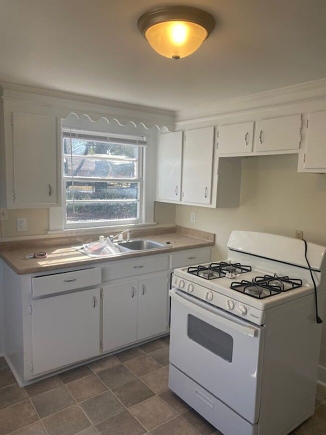Building Photo - Cute and Cozy Rental