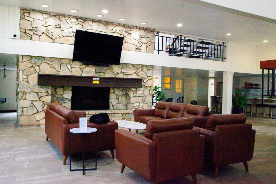 Clubhouse Lounge - 7777 W 91st St