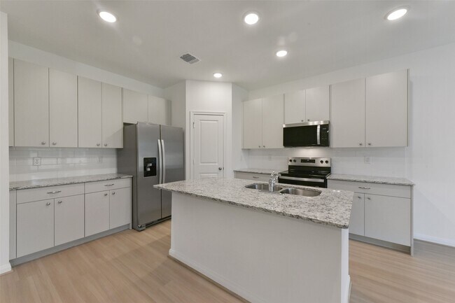 Building Photo - 13602 Pine Dr