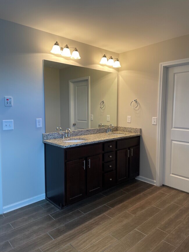 Building Photo - 108 Jersey Ln