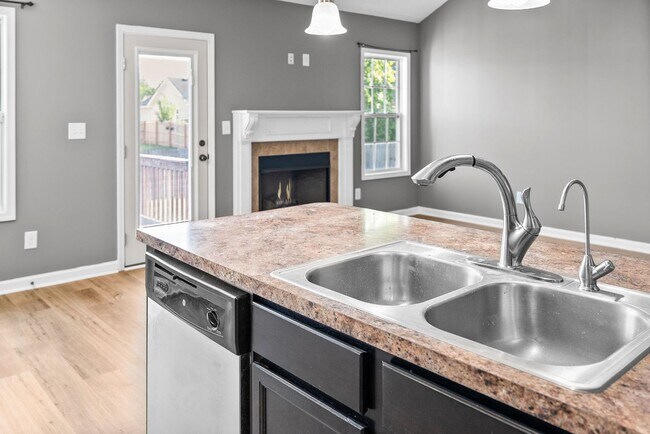 Building Photo - Pet Friendly Three Bedroom!