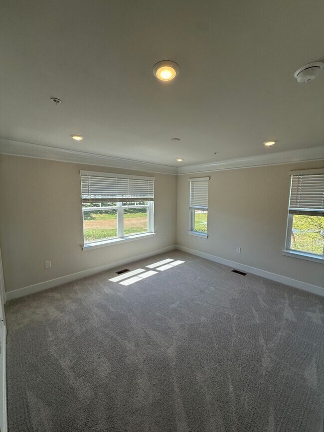 Building Photo - 2102 Winterberry Ln
