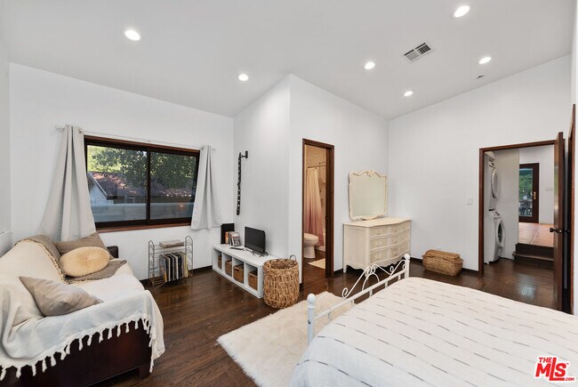 Building Photo - 1362 Old Topanga Canyon Rd