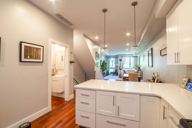 Building Photo - Two Bed Fishtown Townhouse
