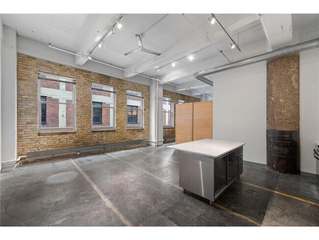 Building Photo - 700 N Washington Ave