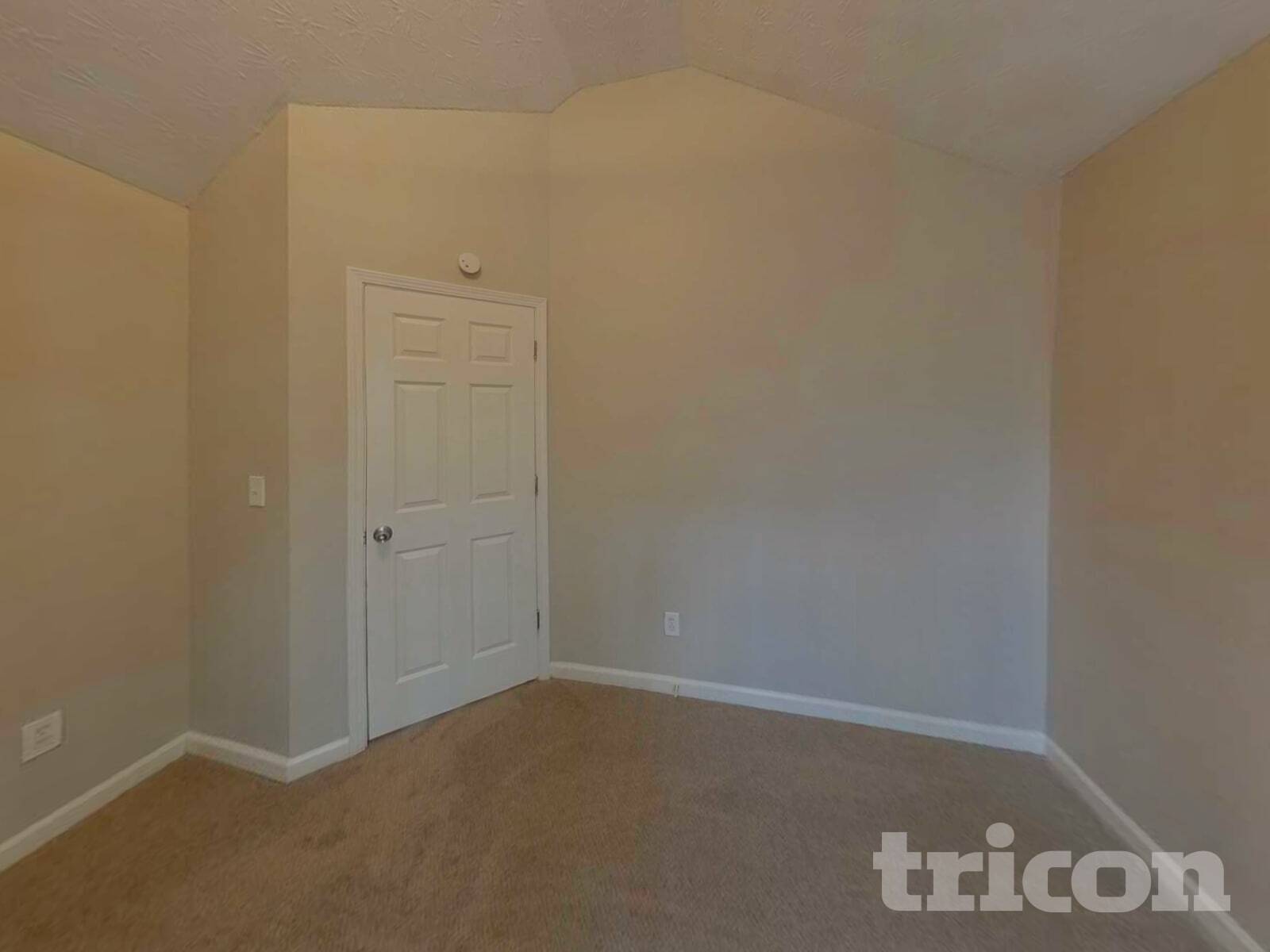 Building Photo - 3250 Diamond Blf