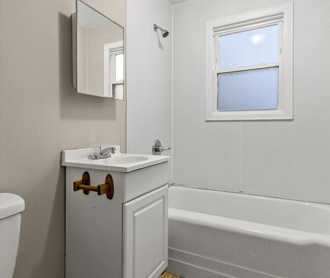 Building Photo - 205 E Main St