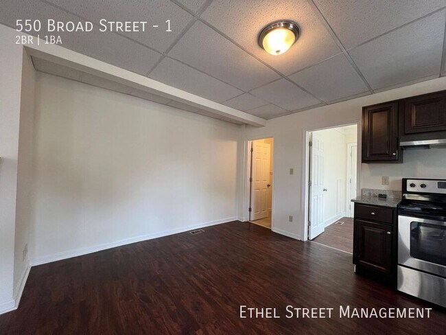 Building Photo - 550 Broad St