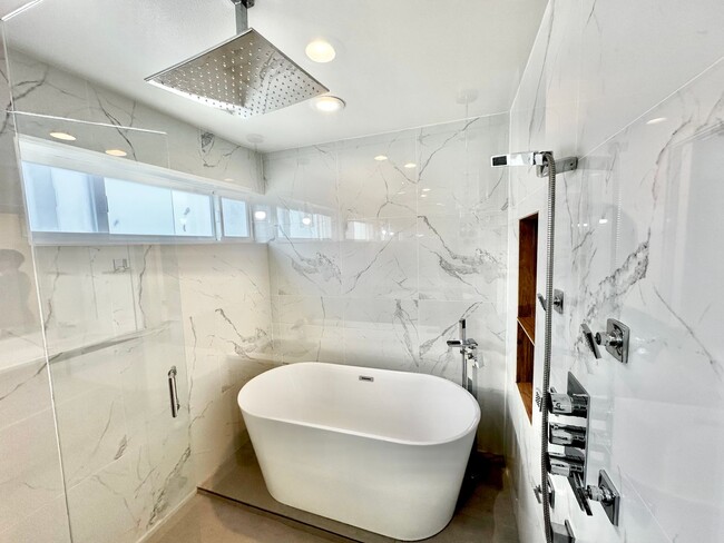 Building Photo - 6 BR / 4 BA – 4,100 SQ FT with Patio, Full Outdoor Grill, and Hot Tub