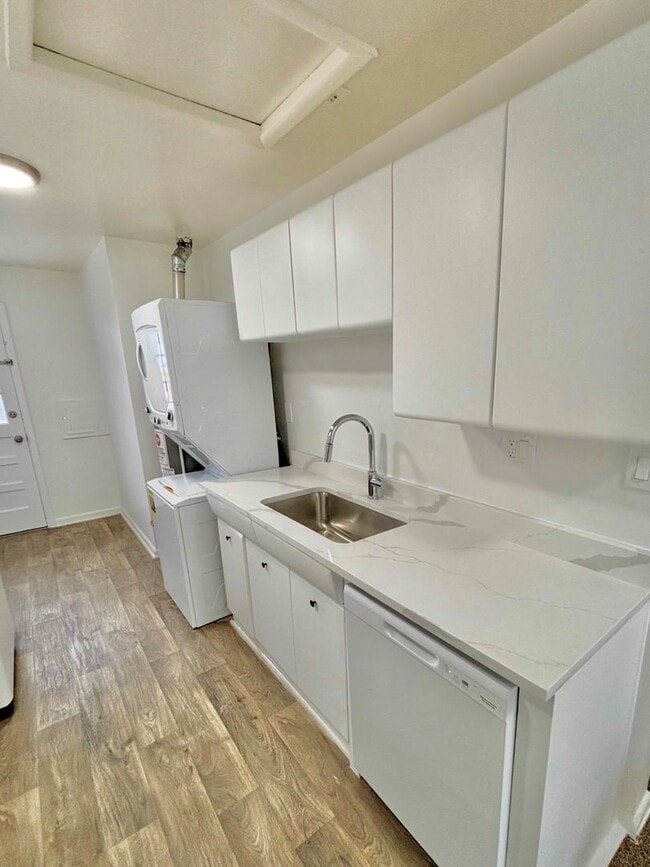 Building Photo - Remodeled Bright University District Bungalow | Garage + 50% Off One Months Rent | Available Now!!