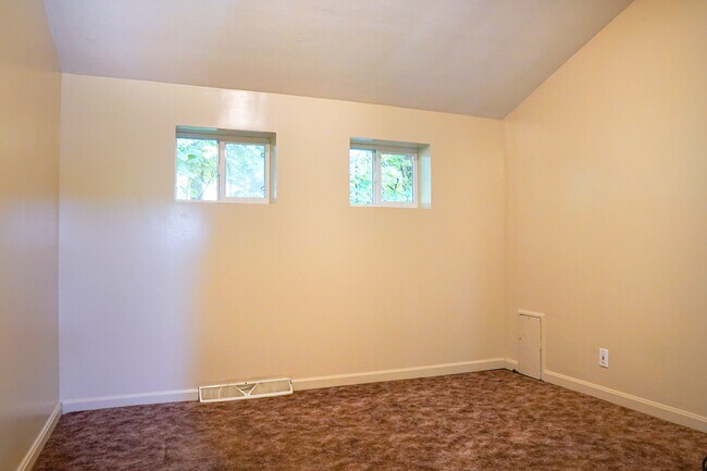 Building Photo - 1604 E Main St