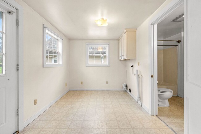 Building Photo - Cozy 2 Bedroom Downtown Home Available!