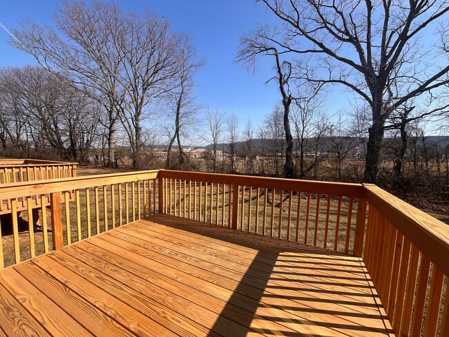 Building Photo - Move- In Ready 3 Bedroom Townhome!