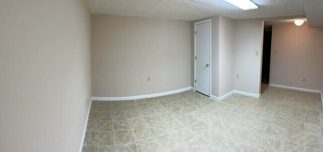 Building Photo - 606 Doe St