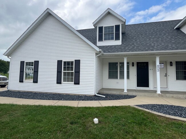 Primary Photo - Nice Recently Renovated 3 Bedroom Duplex i...