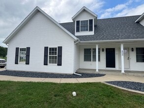 Building Photo - Nice Recently Renovated 3 Bedroom Duplex i...