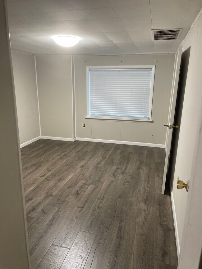 Building Photo - 4932 N Creasy Springs Rd