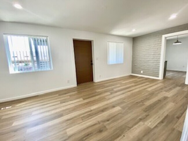 Building Photo - 4 bed 3, bath with connected guest house