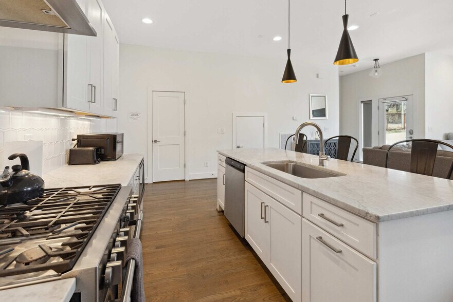 Building Photo - 960 9th Ave S