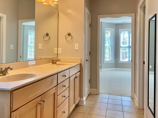 Building Photo - Great Home in Gated Community with Bonus Room!