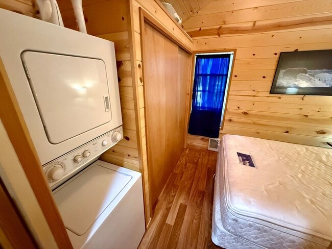 Building Photo - Short or long-term Furnished Cabin with A MOVE IN SPECIAL!