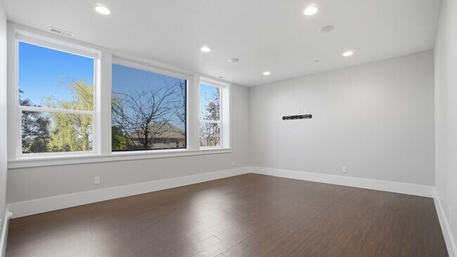 Building Photo - Luxurious Herriman 6 Bed with Indoor Court, Theater & Stunning Views!!!