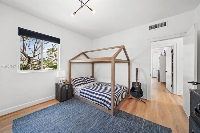 Building Photo - 5237 La Gorce Dr