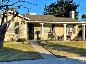 Building Photo - Redlands Cottage Near University