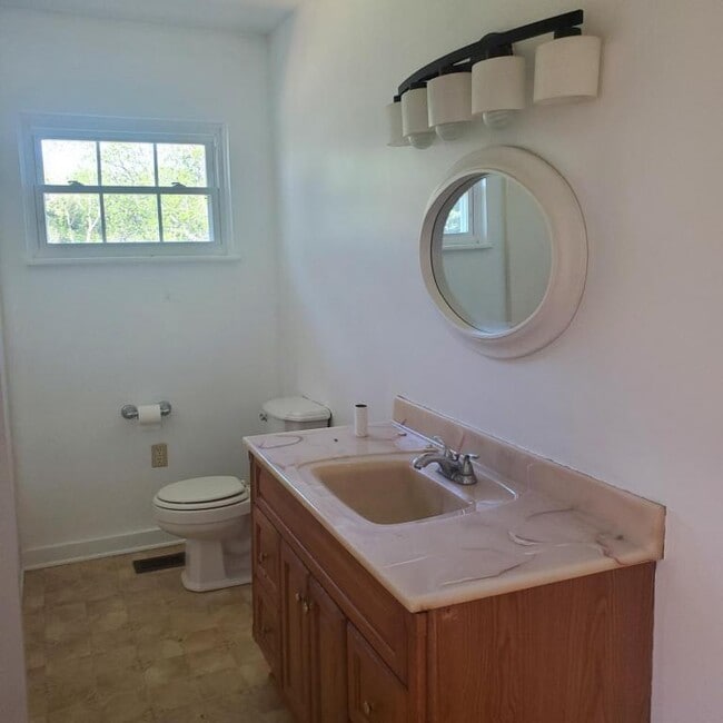 Building Photo - 766 Borden Rd