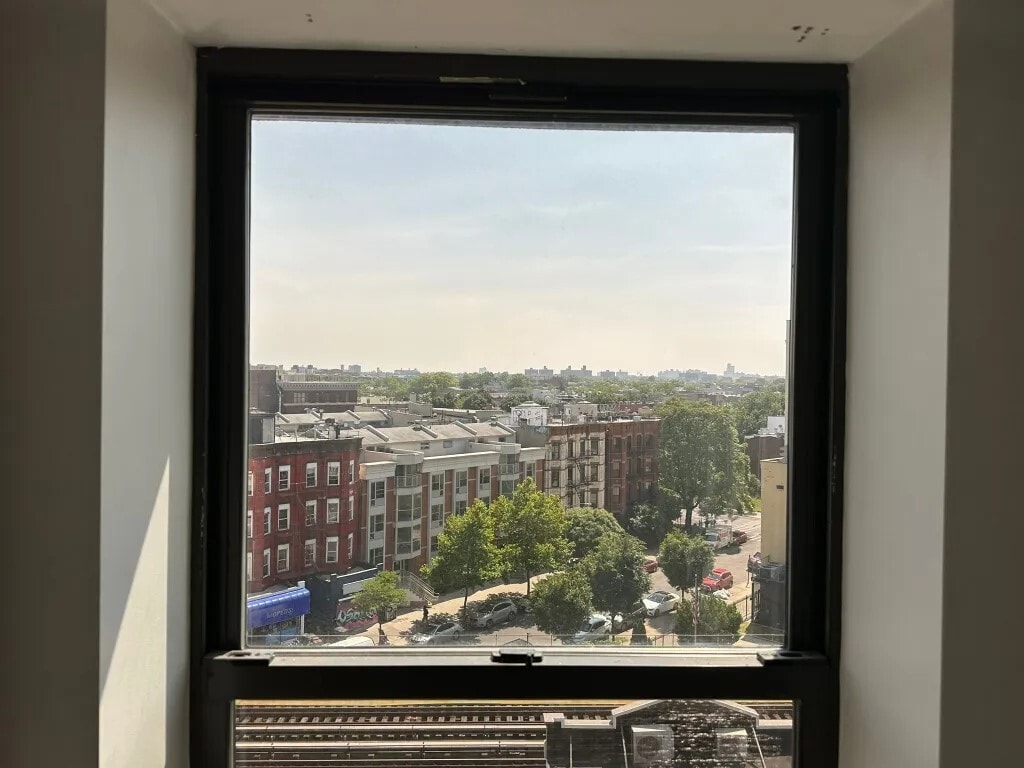 Building Photo - Furnished room/NOT APARTMENT