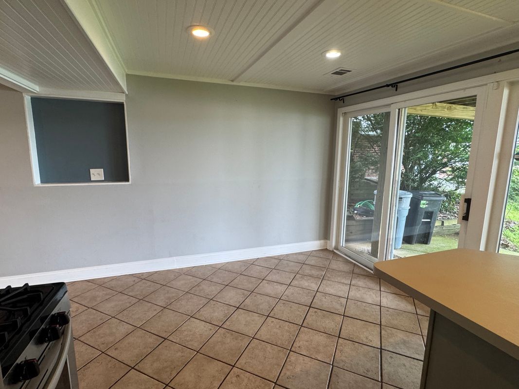 Building Photo - 1508 Lakeview Dr