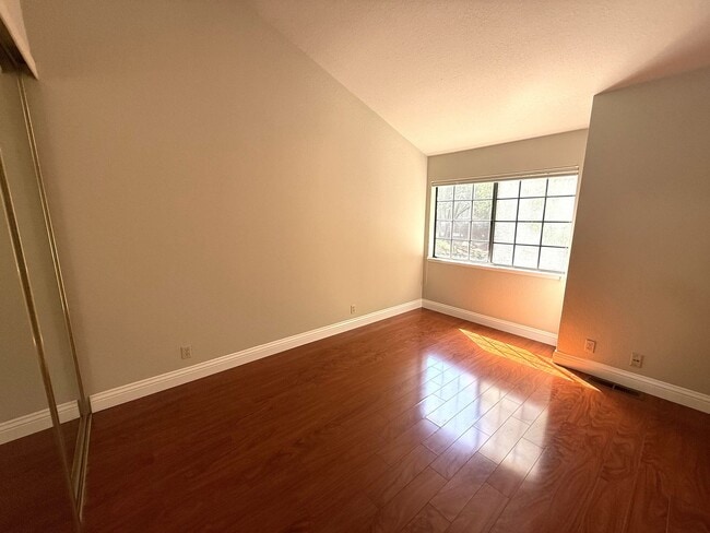 Building Photo - SPACIOUS TWO BEDROOM TWO AND HALF BATH + L...