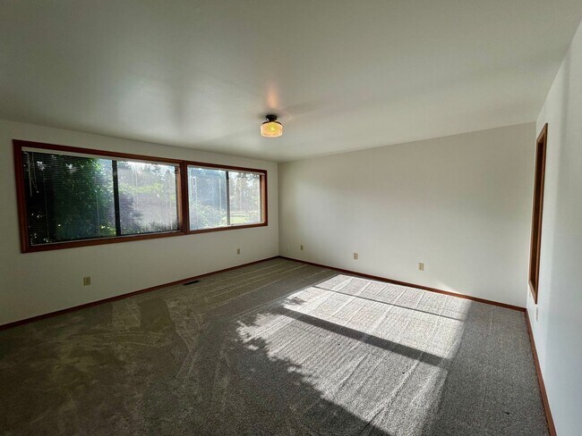 Building Photo - 12371 Rainier Dr