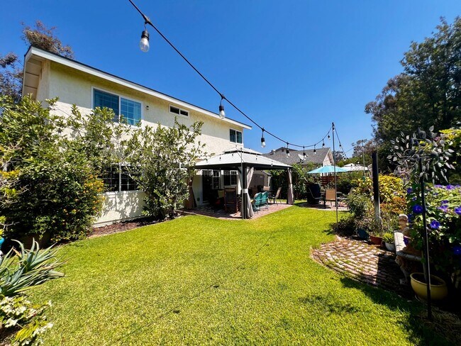 Building Photo - LAKE ACCESS!! Beautiful 4 bedroom 2 bath House, adorable front/back yard