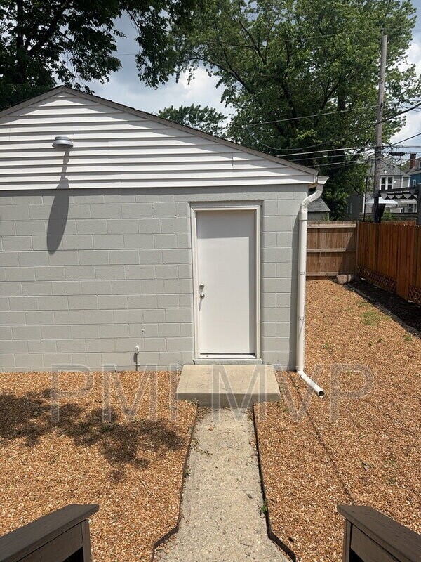 Building Photo - 658 Stewart Ave